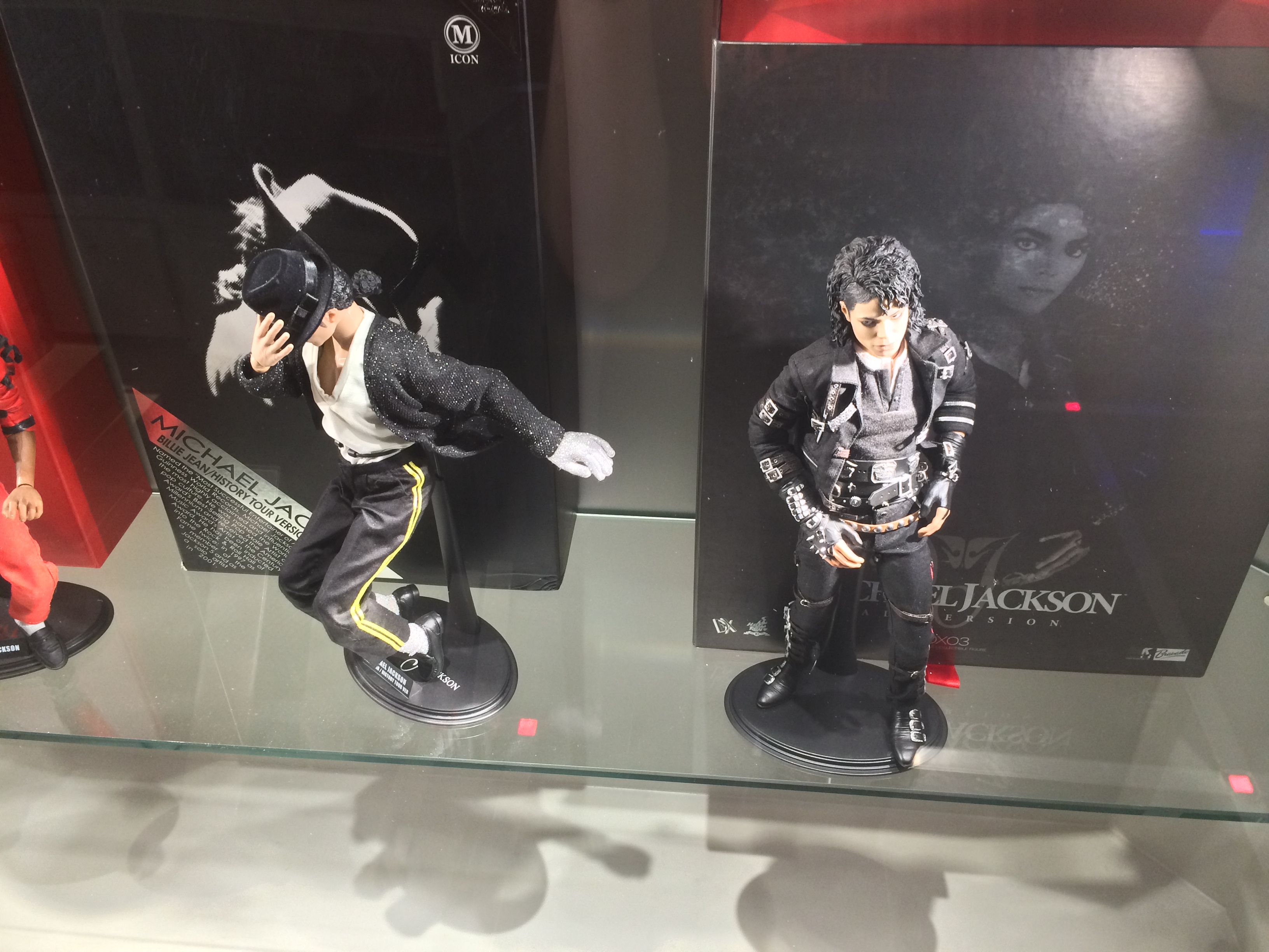 HOT TOYS "Secret Base" Retail Store Images