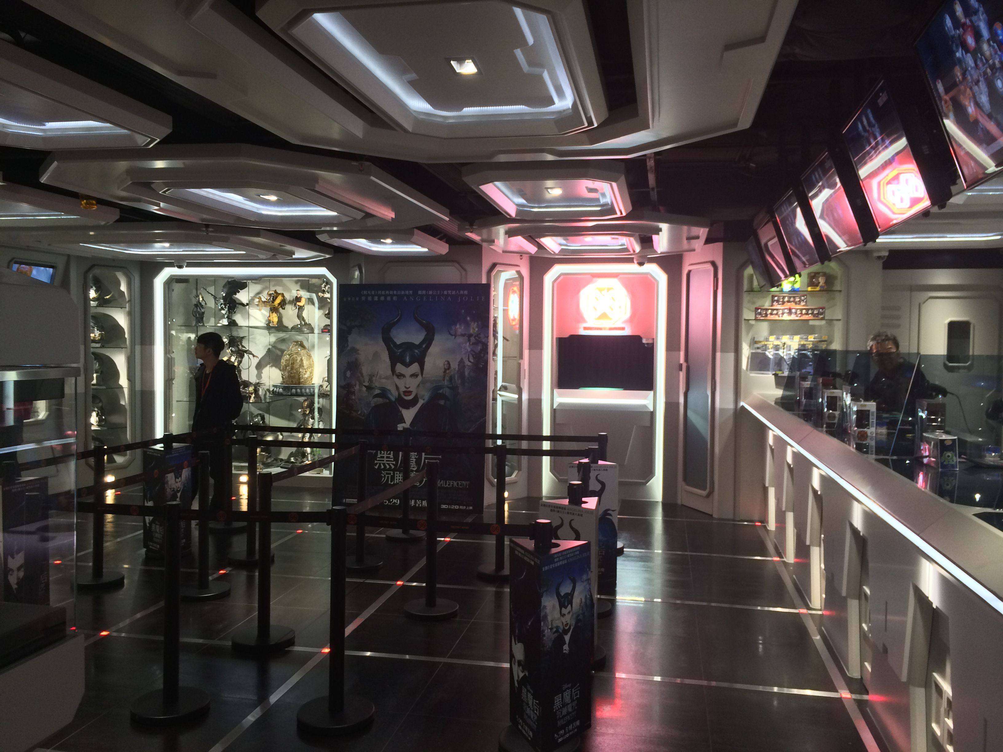 HOT TOYS "Secret Base" Retail Store Images