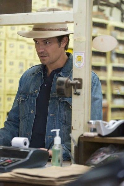 justified timothy olyphant hole in the wall