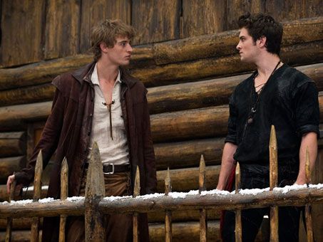 red-riding-hood-max-irons-shiloh-fernandez-movie-image