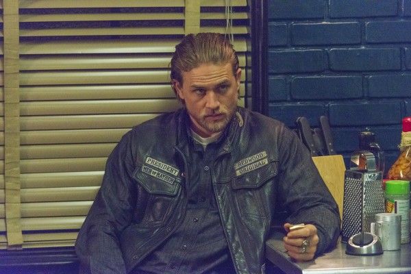 sons-of-anarchy-some-strang-eruption-charlie-hunnam