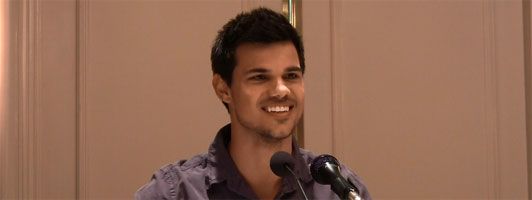 Taylor Lautner THE TWILIGHT SAGA BREAKING DAWN - PART 1 interview slice