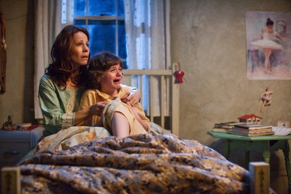 the-conjuring-lili-taylor-joey-king
