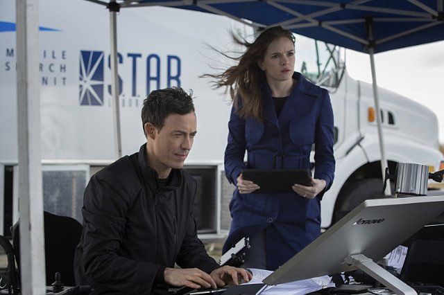 the-flash-city-of-heroes-tom-cavanagh-danielle-panabaker