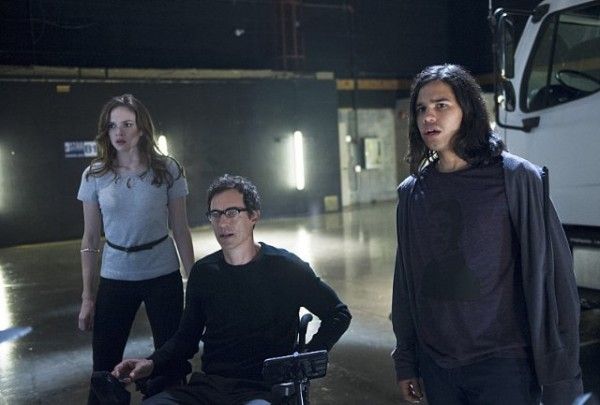 the-flash-power-outage-danielle-panabaker-tom-cavanagh-carlos-valdes