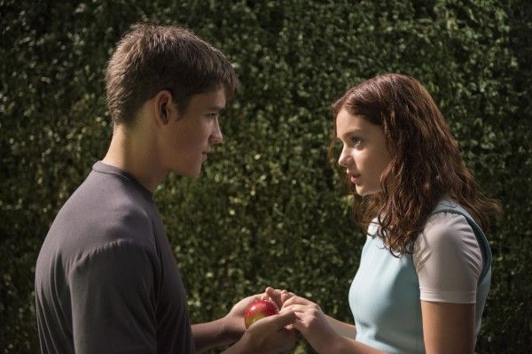 the-giver-brenton-thwaites-odeya-rush