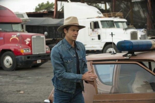 timothy olyphant justified hole in the wall