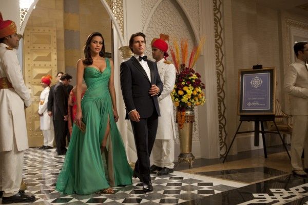 tom-cruise-paula-patton-mission-impossible-ghost-protocol-movie-image