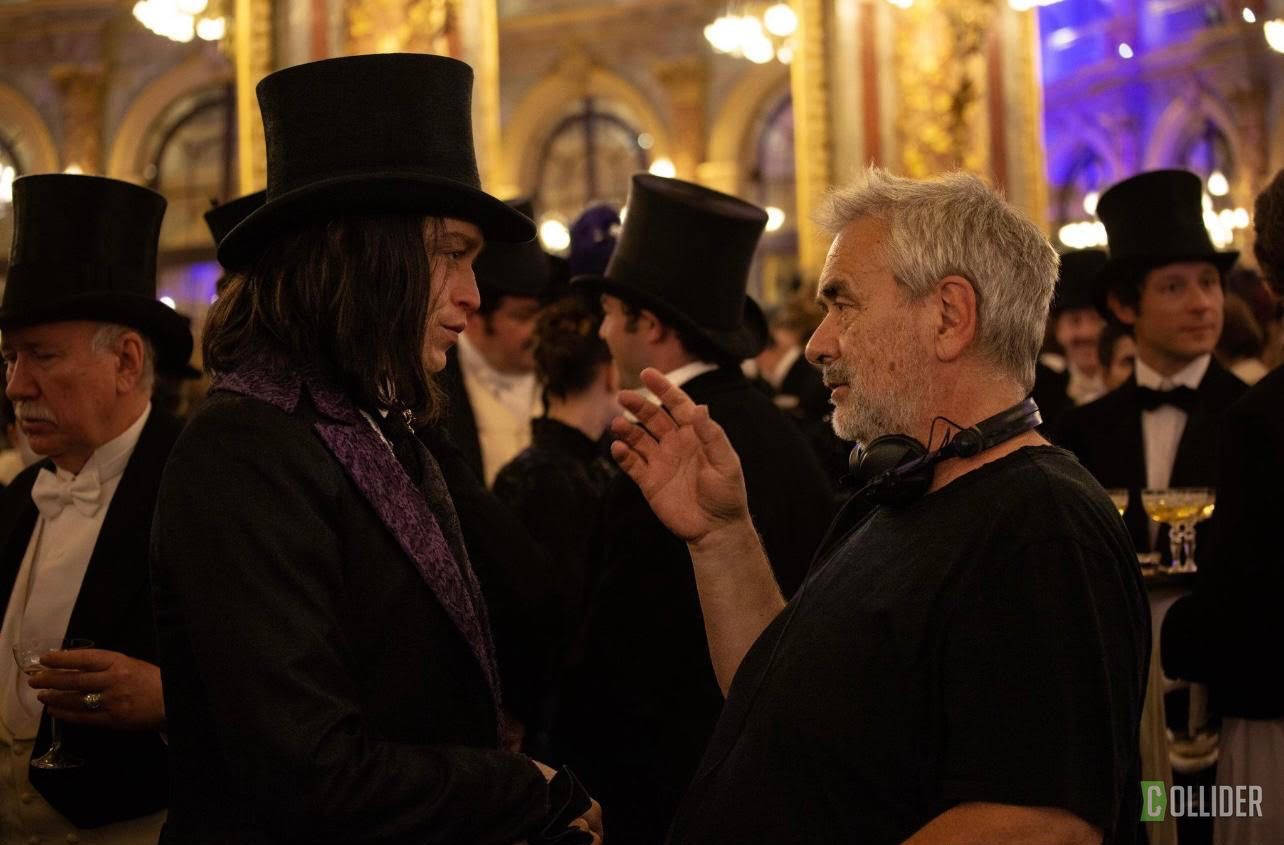 El director Luc Besson dirige a Caleb Landry Jones en el set de 'Drácula'